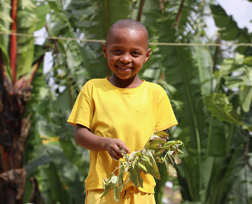 풀을 들고 있는 노란색 옷을 입은 아동