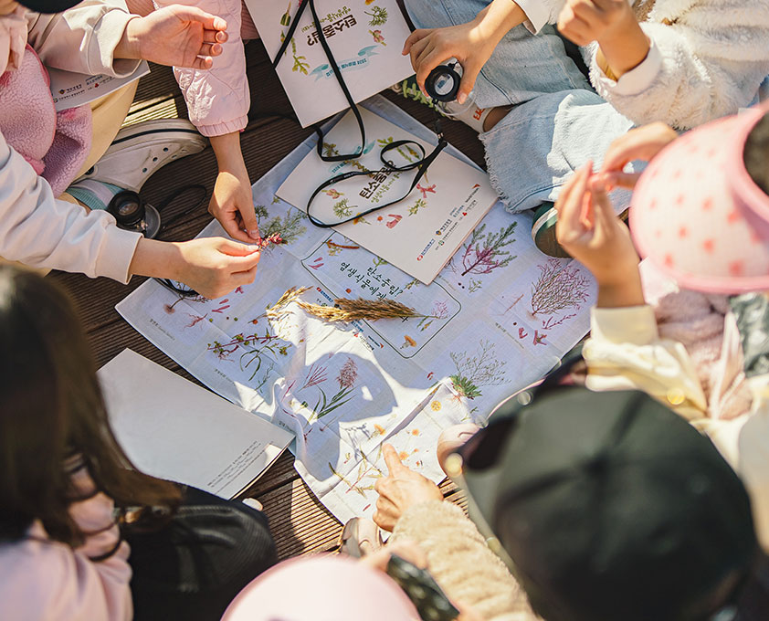 탄소중립에 대해서 함께 이야기 하고 있는 아이들