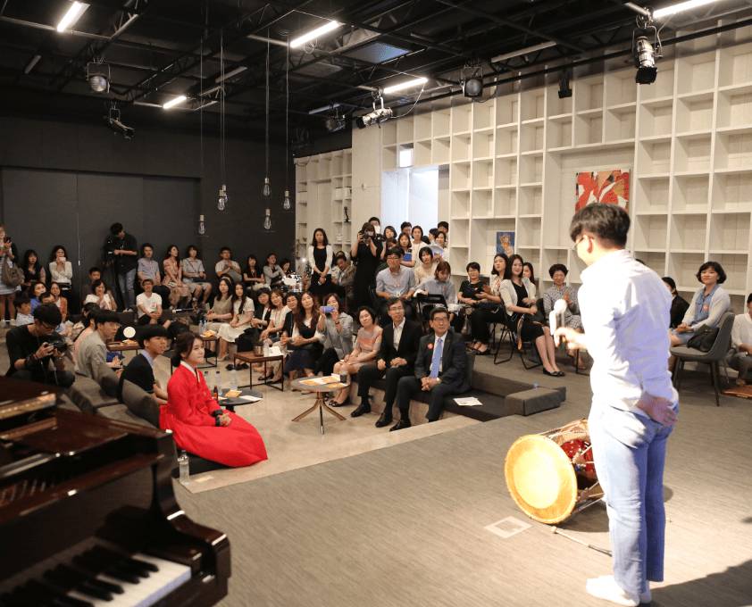 사람들 앞에서 장구 시연을 보이는 박지영 군