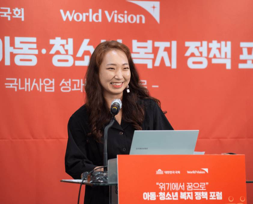 강단에서 포럼 주제를 발표하고 있는 강가람 양