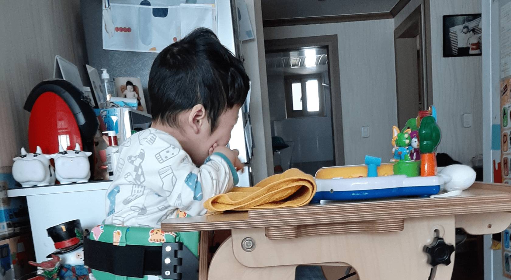 보조기구에 앉아있는 장애아동