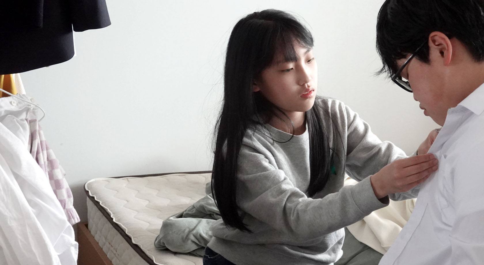 가족돌봄청소년 아동이 가족을 돌보는 모습