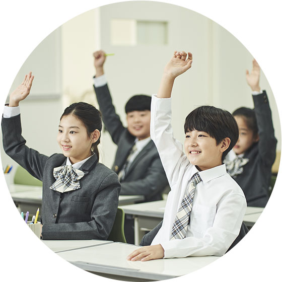 교실에서 시민참여캠페인에 참여하여 교육받는 초등학생들