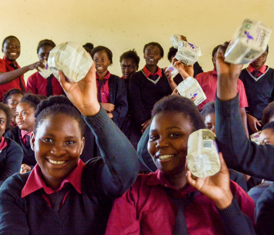 생리대를 받은 여아들