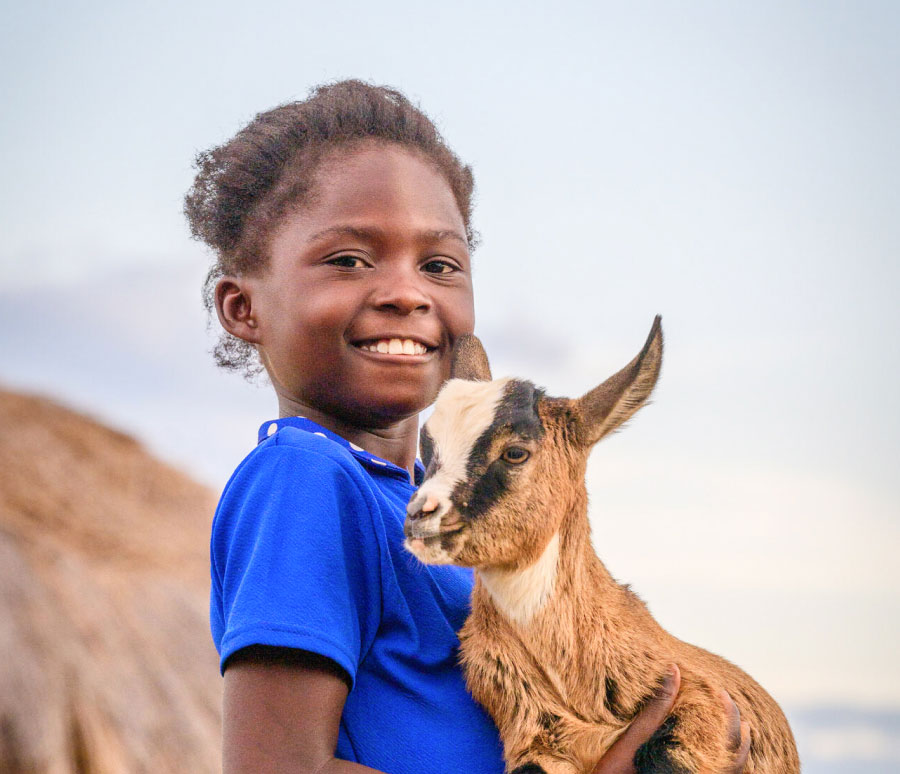 염소를 안고 있는 아이