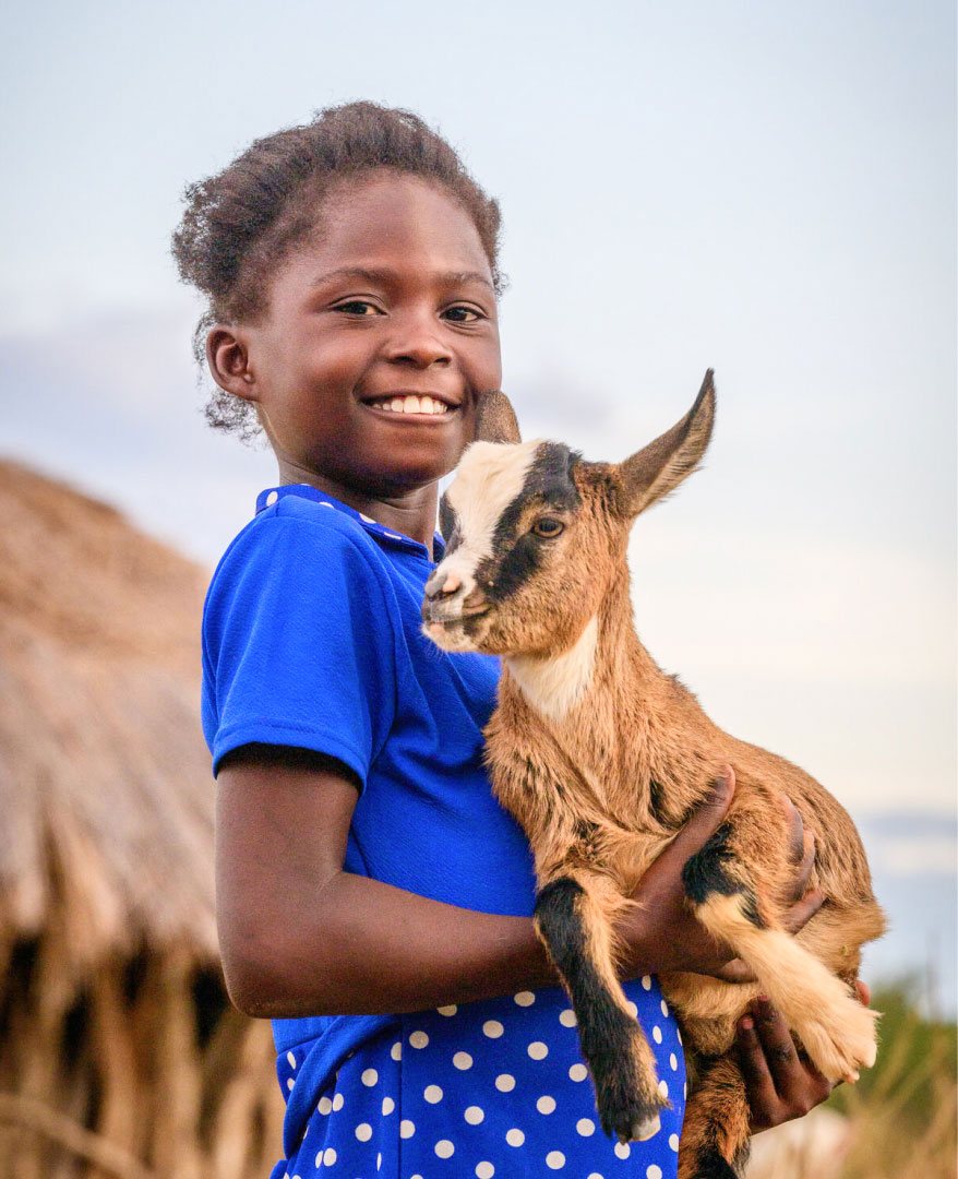 염소를 안고 있는 아이