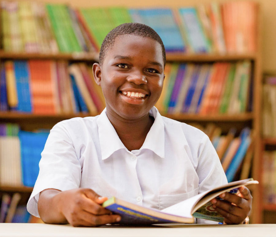 깨끗한 교실에서 책을 보는 아이