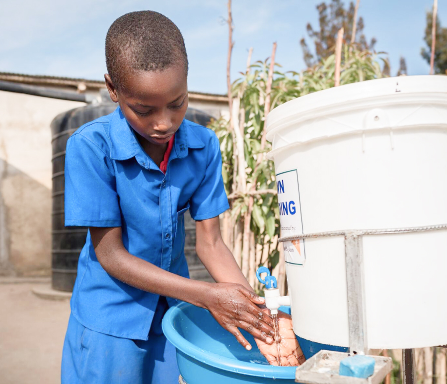 손을 씻는 아동