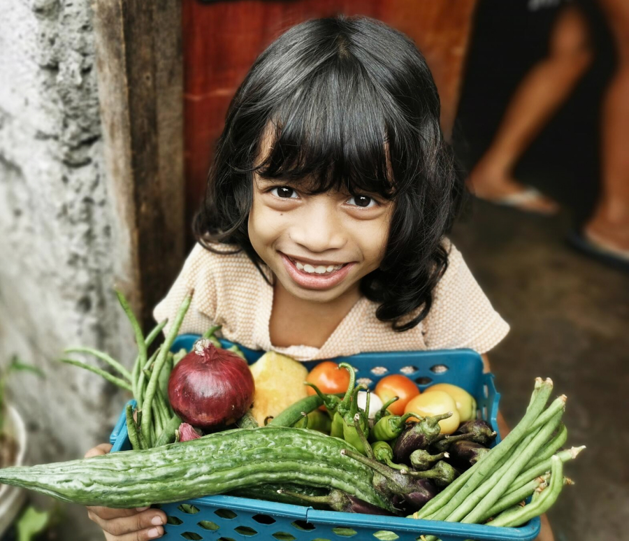 야채박스를 들고 웃고 있는 아동