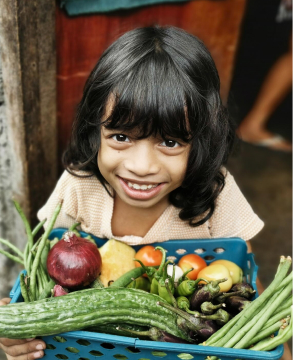 야채박스를 들고 웃고 있는 아동