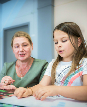 선생님과 상담프로그램을 하는 아동