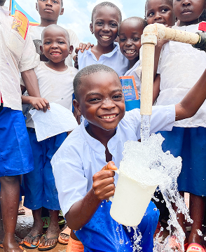 물을 틀고 있는 아동