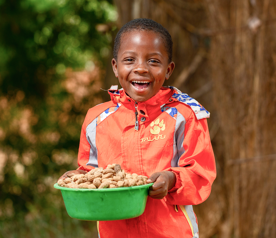 식량을 틀고 있는 아동