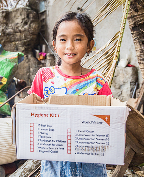 존엄성키트를 틀고 있는 아동