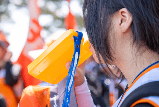 ▲강원관광재단에서 후원한 텀블러로 물을 마시고 있는 한 아이의 모습