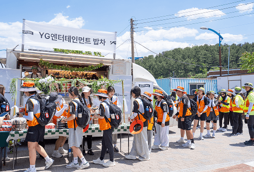 ▲YG엔터테인먼트에서 후원한 밥차로 식사를 받고 있는 국토대장점팀의 모습