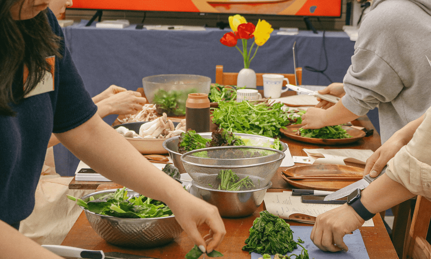 제철재료를 손질하는 참여자들
