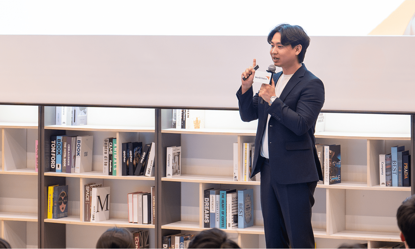 토크쇼에서 발표하는 청년