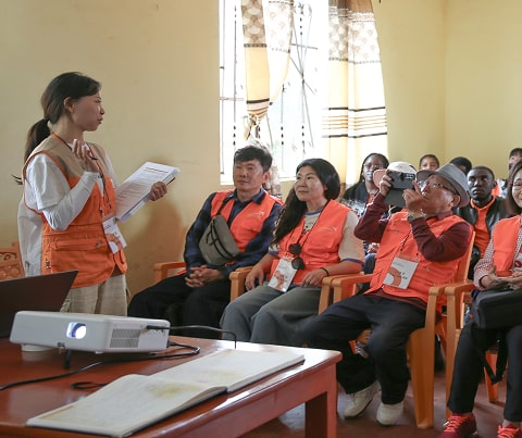 은다바시 사무실에서 사업설명을 듣고있는 후원자들