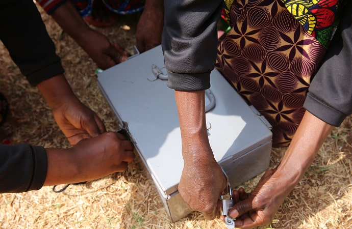 세 명의 관리자가 세 개의 열쇠로 금고를 관리하는 모습