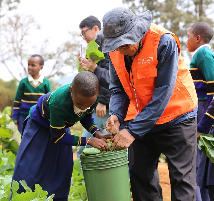 은다바시 초등학교에서 아이들과 함꼐하는 후원자모습