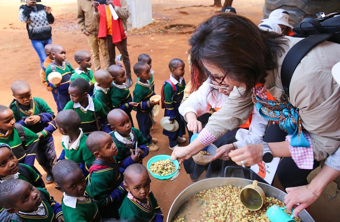 점심시간에 음식을 나눠주는 후원자의 모습