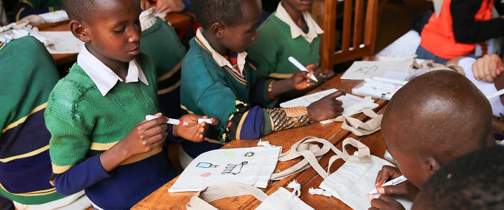 일일 선생님이 되어 후원자들과 함께 에코백에 그림을 그리는 윤이준후원자