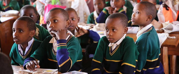 선생님의 수업에 집중하는 학생들