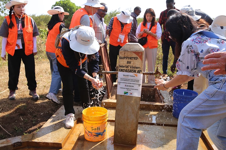 식수위생 프로젝트로 인해 식수가 나오는 사진