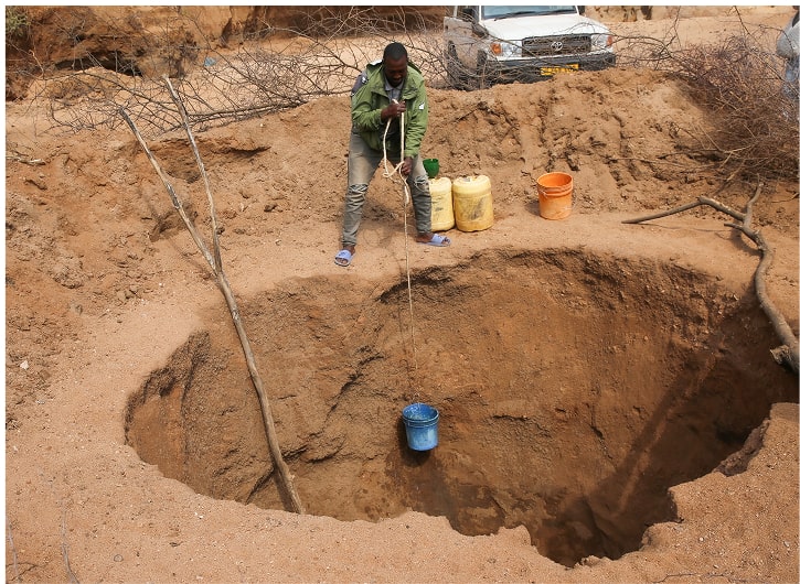 양동이로 물을 길어올리는 모습