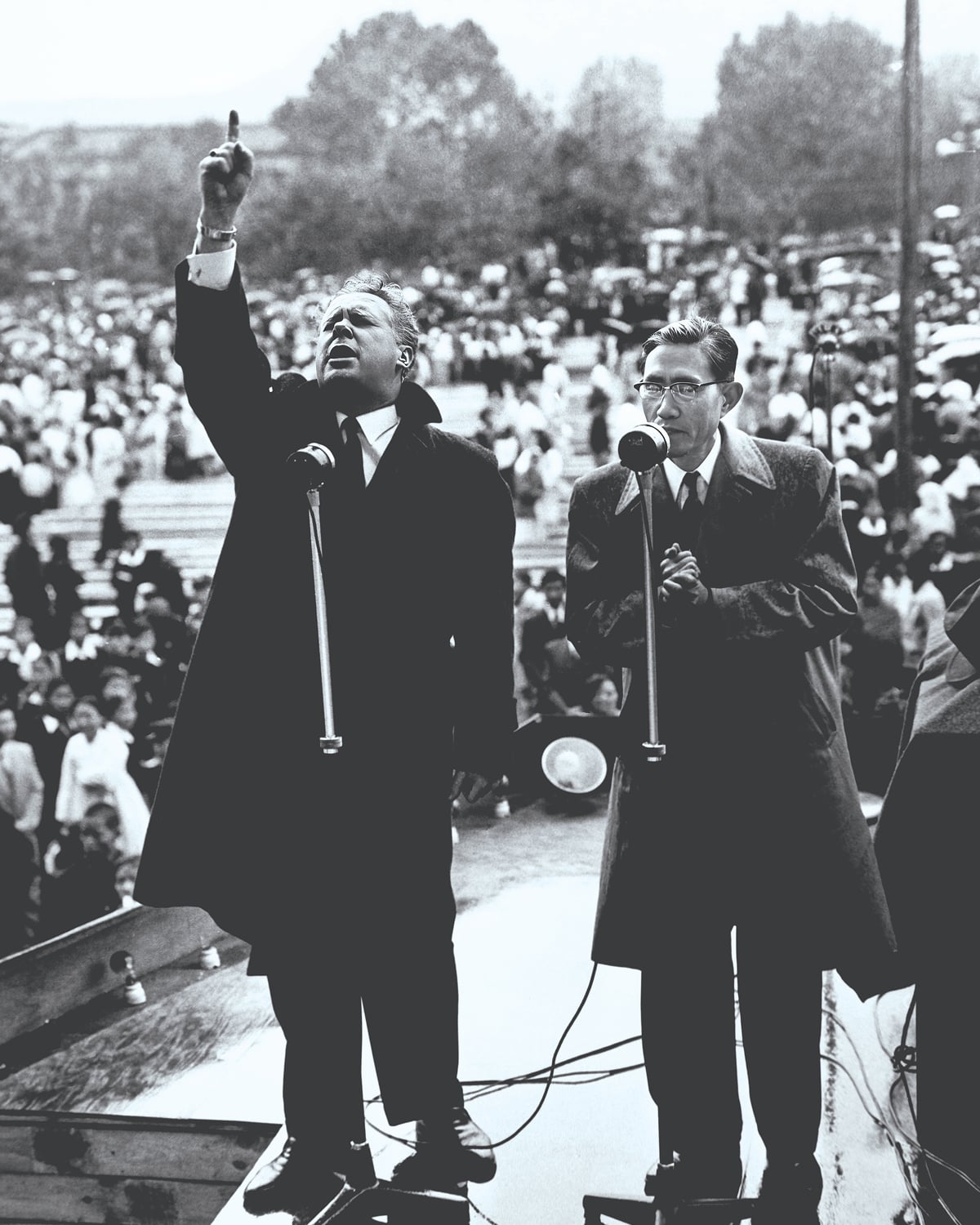 한국전쟁당시 밥 피어스 목사와 한경직 목사의 연설사진