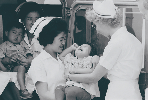 한국전쟁당시 무료 아동병원 진료 사진