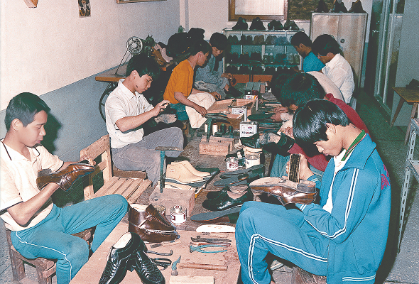 1963년 직업보도소를 통해 직업교육중인 아이들