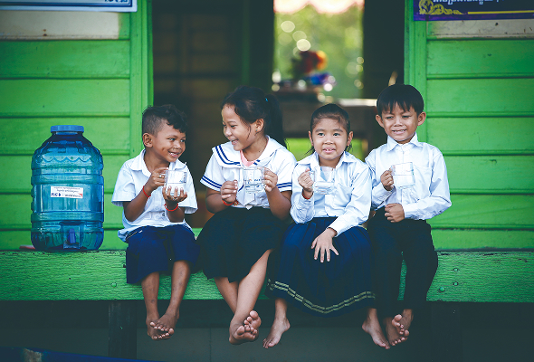 물을 마시고있는 아이들
