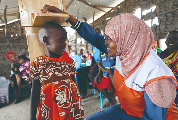 키를 재고있는 아이