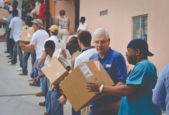 구호물품을 나르는 사람들