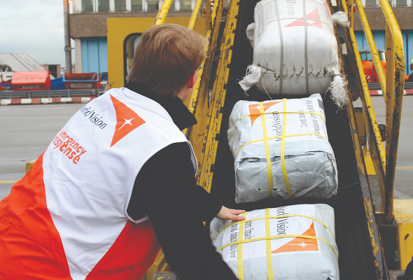 구호물품을 운반중인 모습