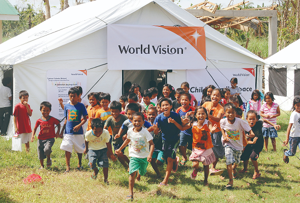 임시거처에서 뛰어노는 아이들