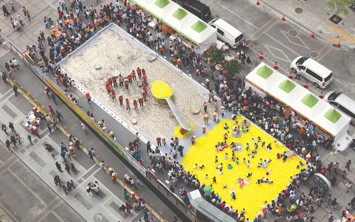 모금된 동전들 속 ‘사랑의빵’ 캠페인 사진