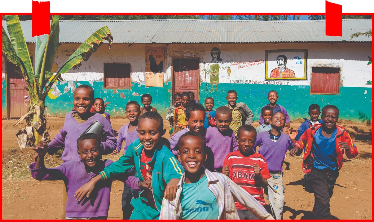 후원한 아이들이 활짝 웃으며 뛰어오는 모습