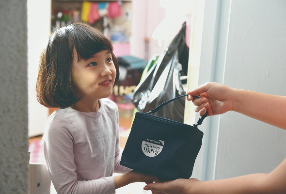 아이에게 식사를 지원하는 사진