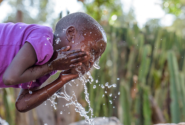 깨끗한 물로 세수를 하는 아이