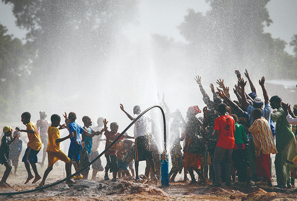 깨끗한 물에 기뻐하는 사람들