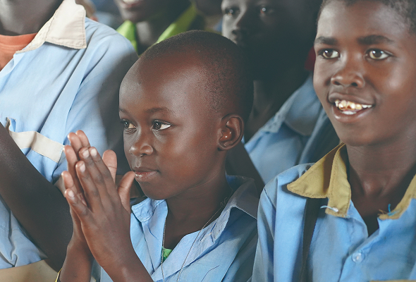 ‘기브어나이스데이’캠페인 속 난민 아동 모습