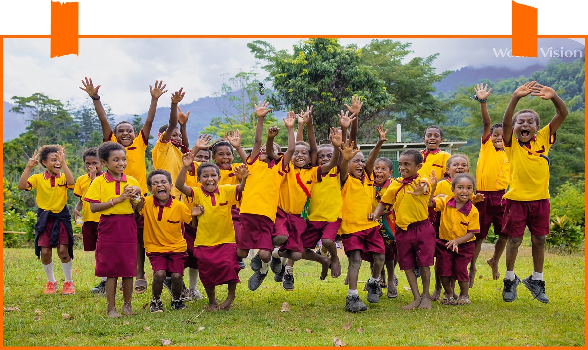 후원받은 아이들이 기뻐하며 웃고있는 단체사진