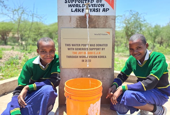 식수대에서 물을 받고있는 아이들