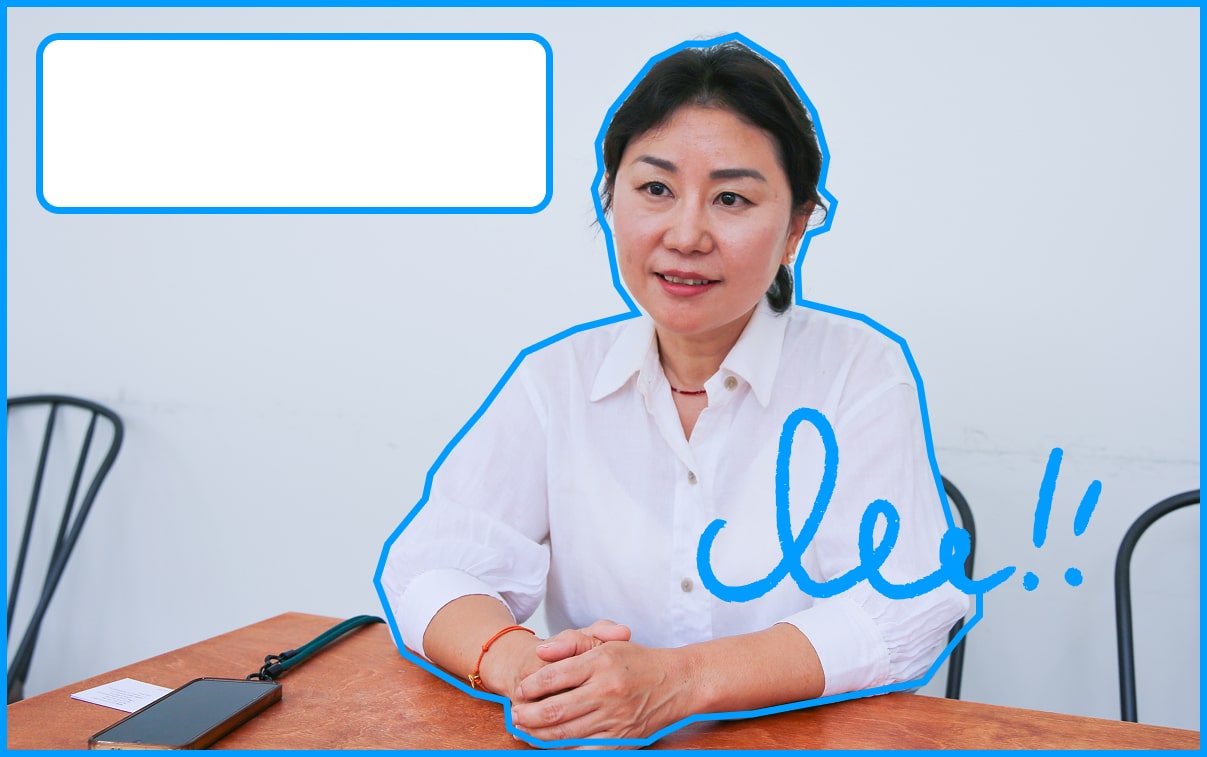 대화하는 모습의 김임정 후원자