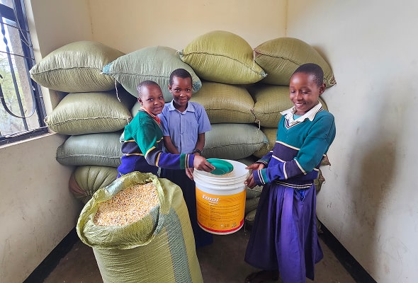 선물받은 곡식을 담고있는 아이들