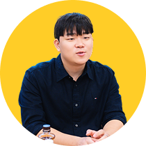 동그란 노란배경 속 대화하는 모습의 박기웅 멘티