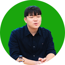 동그란 노란배경 속 대화하는 모습의 박기웅 멘티